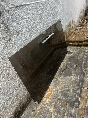 Porta de vidro com puxador de inox , sem avaria
