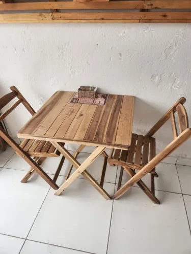 Jogo de mesa e cadeira de madeira