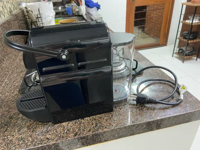 Cafeteira sem uso Nespresso Inissia 127 V