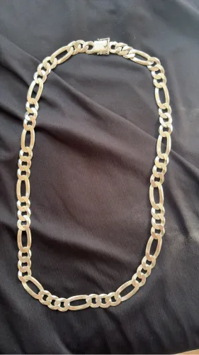 Cordão de prata maciço.