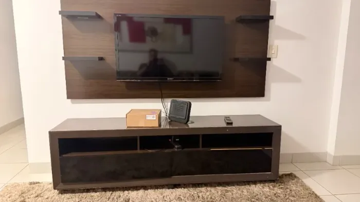 Rack com Painel para TV e Prateleiras Madeira Escura