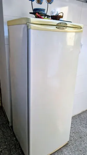 Geladeira Electrolux R280 - funcionamento excelente, segunda mão