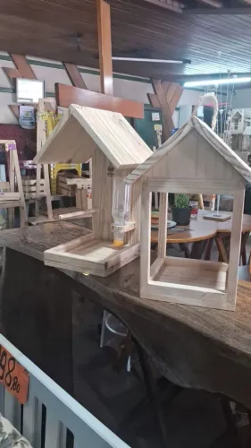 Casa comedouro para pássaros livres