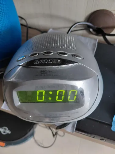 Rádio Relógio NKS AM/FM Clock Rádio - Modelo: GL 323N - funcionando