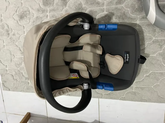 3 acessórios para bebê: andador, cadeirinha de alimentação e baby conforto.