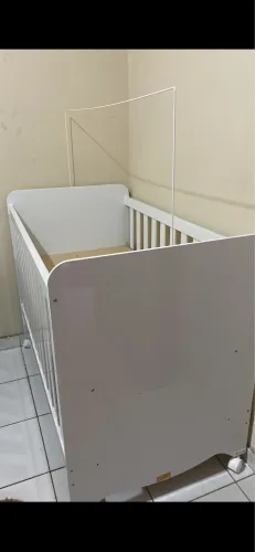 Berço+ cômoda+ banheira + colchão 