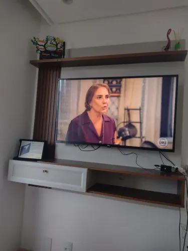 Painel de TV semi-novo 
