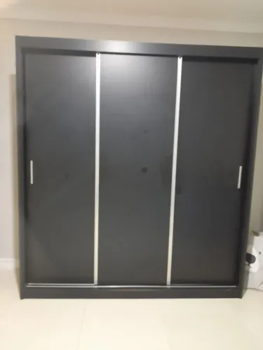 Guarda roupa preto