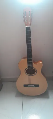 Excelente violão Giannini, pra quem busca qualidade de som