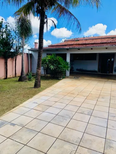 Vende-se casa sozinha no lote!