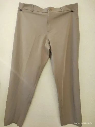 calça bege plus size, tamanho 52, cintura 108cm, quadril 124cm, alt. do cós à barra 101cm