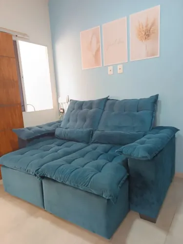 Vende-se Sofá retrátil e reclinável de cor Azul de 2 metros.