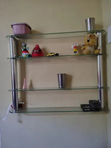 Prateleira de vidro com metal