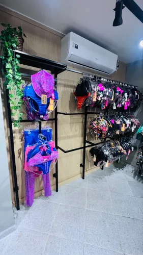 Arara montável com coluna cremalheira para loja de roupas