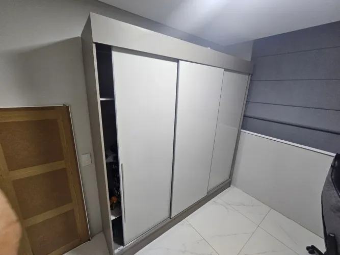 Guarda-Roupa usado com porta de correr