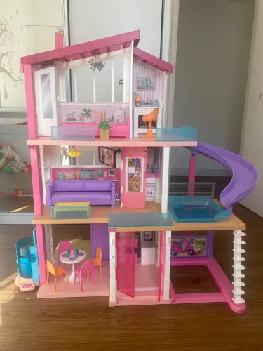 Casa da Barbie com elevador e piscina
