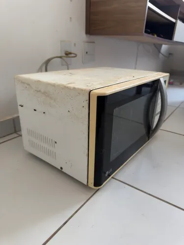Microondas LG (não funciona, ideal para retirada de peças)