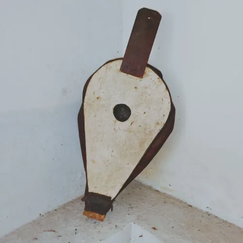 Um Fole de couro com madeira, antiquario, ariliquia peça histórica