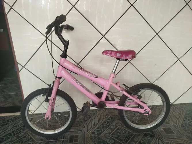 Bicicleta rosa infantil aro 16 cor rosa e banco rosa.