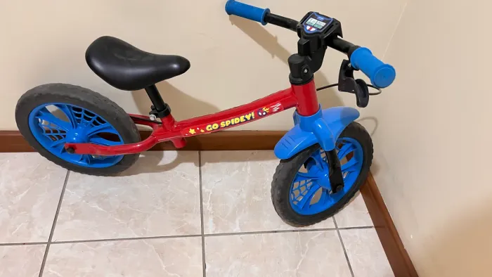 Bicicleta de equilíbrio nathor homem aranha