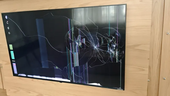 TV LG 50" (Display danificado)