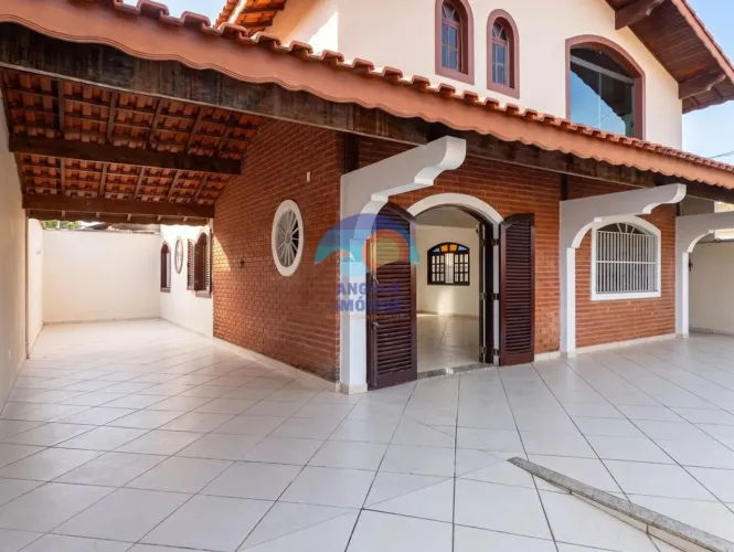 Sobrado para Alugar com 3 quartos, 3 banheiros, 4 vagas e 194,16m² por R$ 4.500