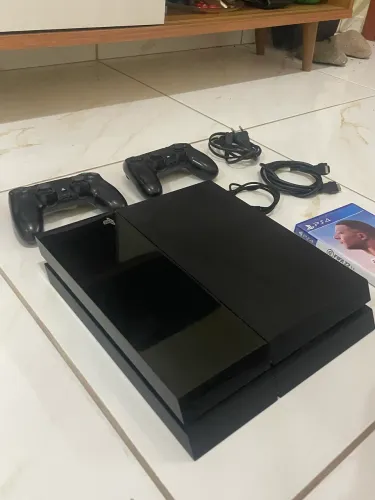 VENDO PS4 - ACOMPANHA CONTROLES E FIFA22