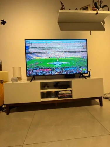 Rack para TV Branco com Pés de Madeira - Excelente Estado