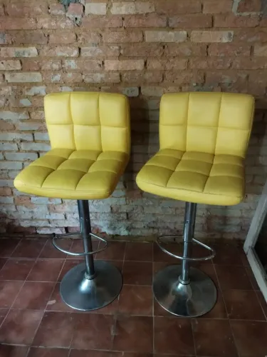 Par de Banquetas Amarelas Reguláveis - R$ 200