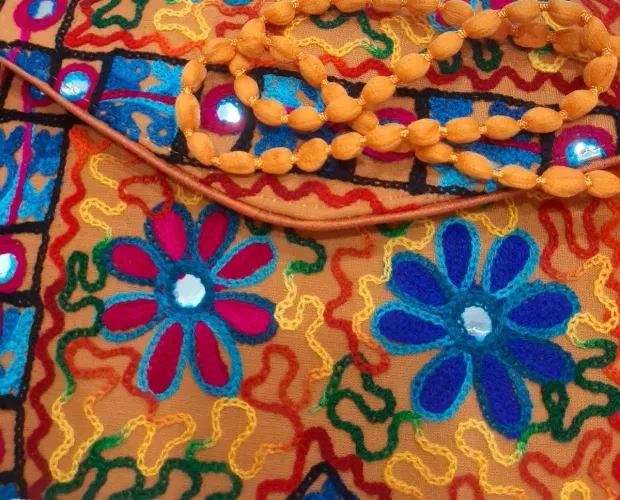 Bolsa de ombro ou clouth, importada, de tecido bordado à mão, 20x29cm, alça com 1.18 m.