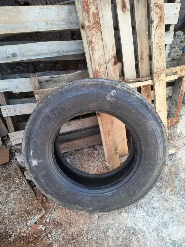 Vendo 02 pneus 215/75/17,5