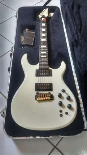Primeira guitarra Carvin que pisou em solo brasileiro