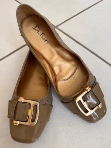 Lindo sapato social com fivela em dourado - nunca usado