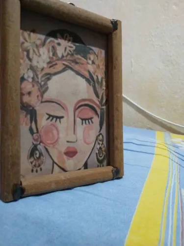 Quadro decorativo com pintura de mulher