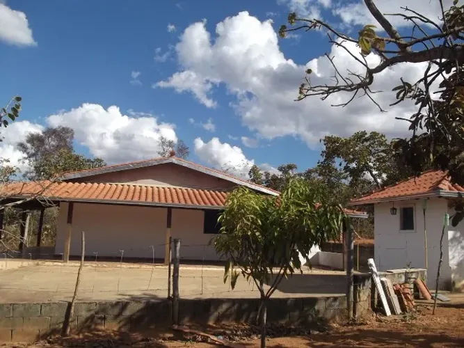 Sitio 1500 m², casa, cisterna, plano, terra fértil, arvores frutíferas, fogão a lenha.