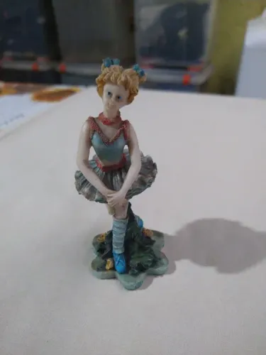 Linda escultura de bailarina em resina - 12cm.