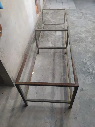 Armação de mesa de ferro.