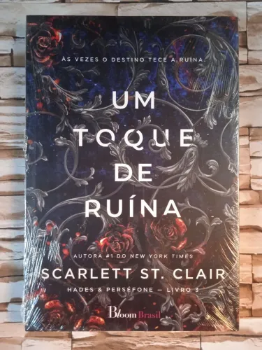 Um Toque de Ruína ( Hades & Perséfone - Livro 3), de Scarlett St. Clair. Ed. Bloom Brasil 