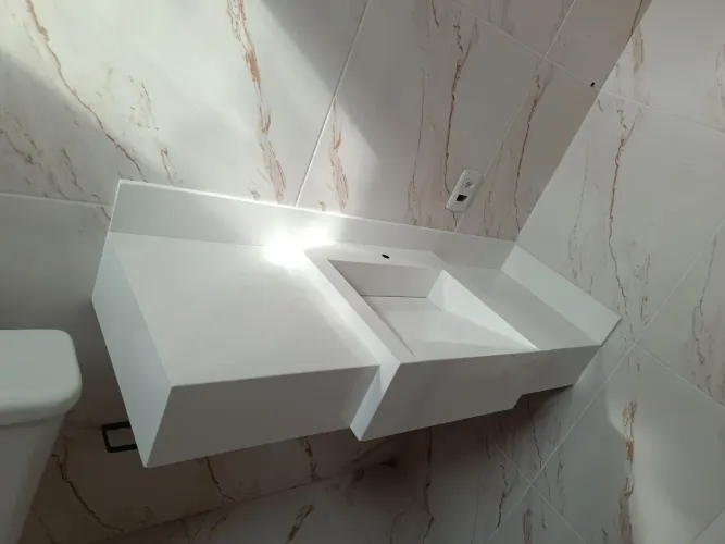 Pia com cuba de sobrepor para banheiro em porcelanato