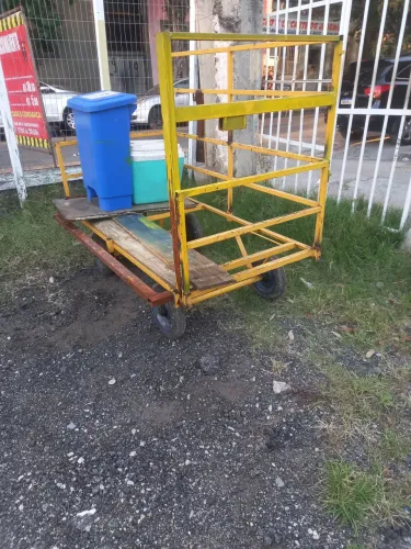 Carrinho de plataforma com grade