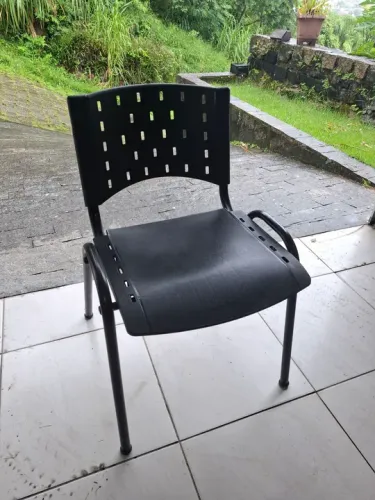 Cadeira de plástico preta - nova
