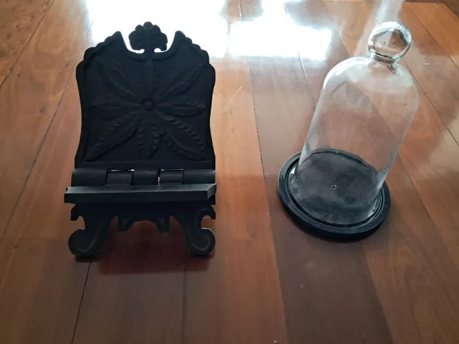 Lote com redoma/ cupula de vidro e porta biblia madeira