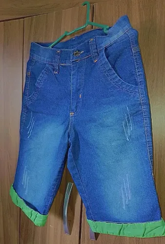 Bermuda Jeans com Detalhe Verde