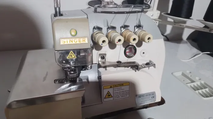 Maquina overloque ponto cadeia industrial Singer