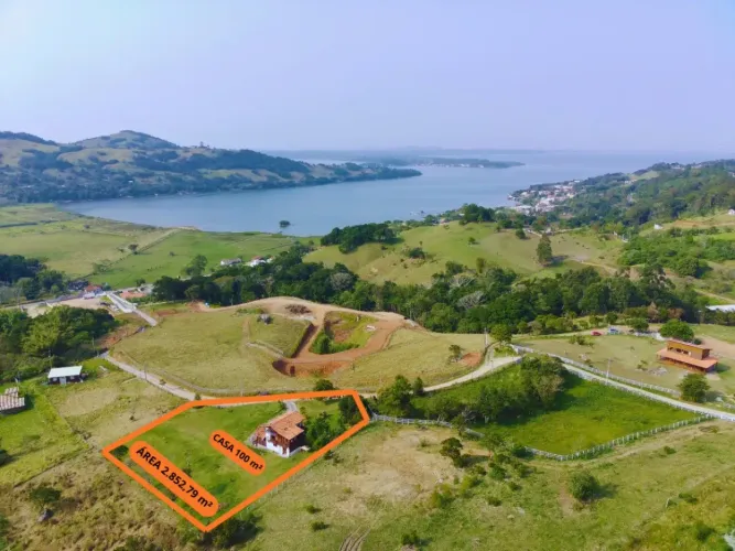 Linda Casa de Madeira à Venda com Vista para a Lagoa de Imaruí - Alto Padrão de Construção
