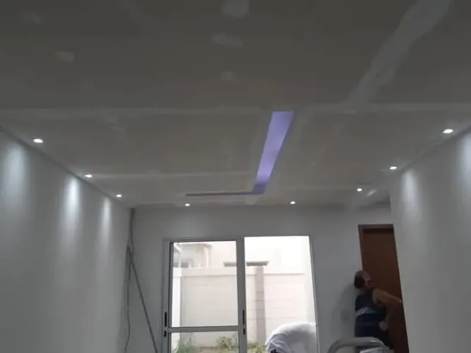 Forro e divisórias de drywall e gesso comum