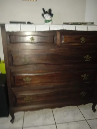 Cômoda provençal com design clássico e charmoso, madeira maciça