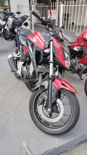 Honda CB 300F Twister 2025, único dono, financia.