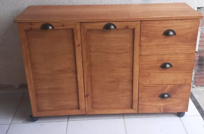 Armário de madeira com 3 gavetas