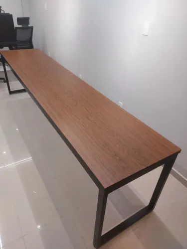 Mesa Escritório Longa Amadeirada com Estrutura Preta